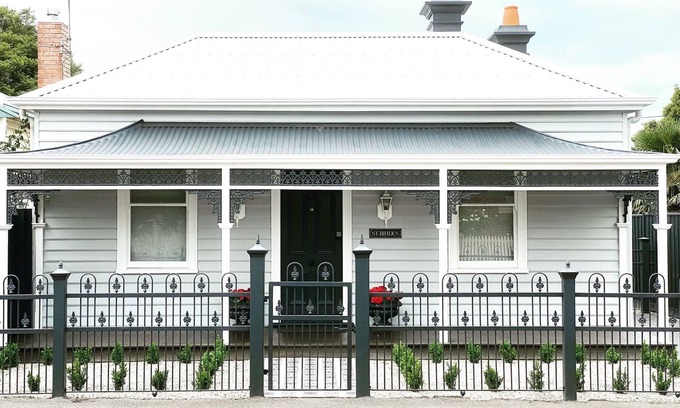 Geelong House | Saint Brides - Superior Boutique Accomodation - Steps to Pakington Street