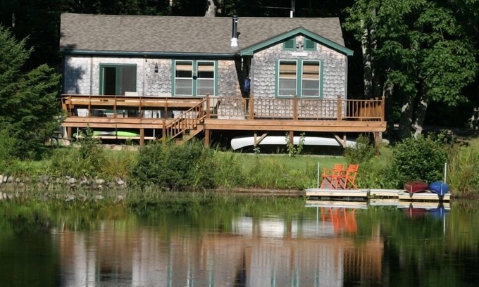 Liberty Cottage | Saint George Lake, Charming Waterfront Cottage