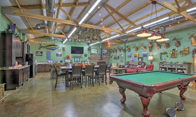 Saint Matthews Apartment | Saint Matthews ‘Outlaw Gameroom’ w/Fire Pit!