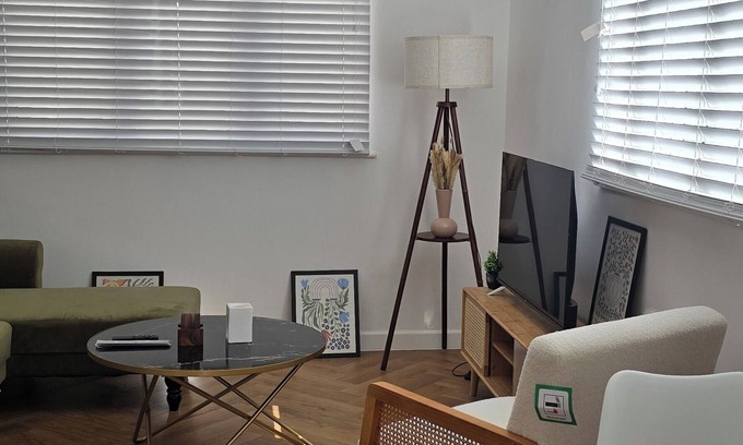Salisbury House | Salisbury City Centre Entire 2-Bedroom Serviced Accomodation - PennyVille