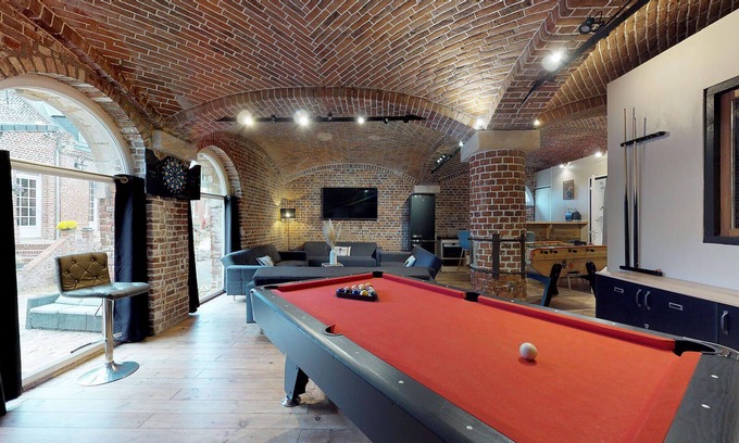 Talmas House | Salle de Jeux Dans un Écurie