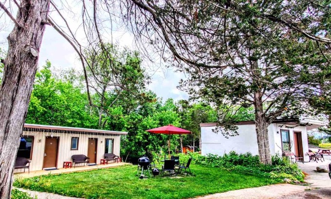 Shannonville Hotel | Salmon River Motel