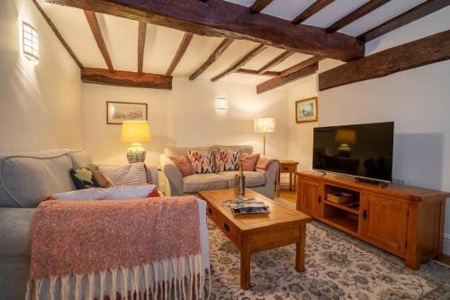 Ashby-de-la-Zouch Apartment | Saltbox Stays 3 bed house, 2 baths, sleeps 6, fast wifi, central location