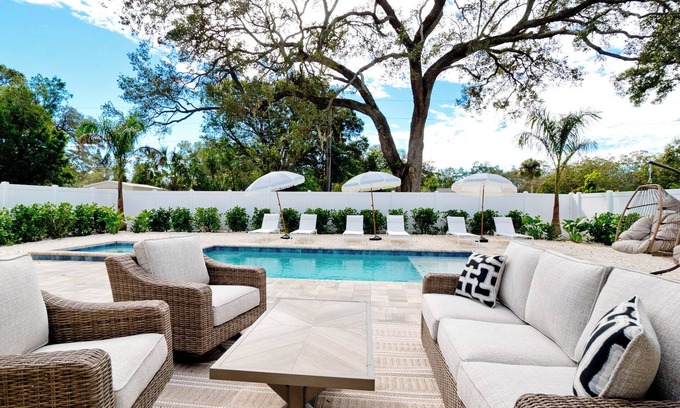 Bradenton House | Saltwater Heated Pool + HotTub : Tropical Terrace