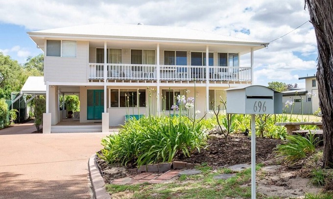 Broadwater House | Salty Dayz Retreat Steps from Busselton Beach