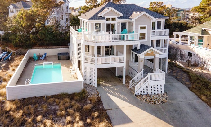 Monteray Shores House | Salty Paws. Pet Friendly. Minutes to Beach. Horizon Ocean Views.