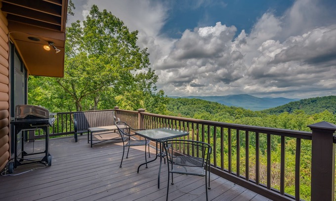 Piney Mountain Cabin | Saluda Mountain Escape: Pet-Friendly, Sleeps 4