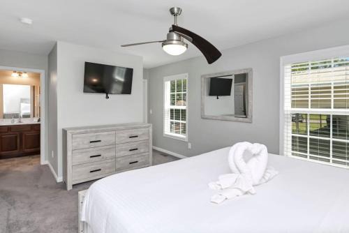 Leesville House | Saluda Shores Sleeps 11