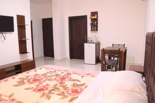 Al Jizah Apartment | Salvador Dali Apartments