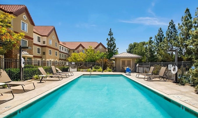 Carmel Mountain Ranch Hotel | San Diego Escape: Suites with Pool, Breakfast, Parking & Close to Attractions!