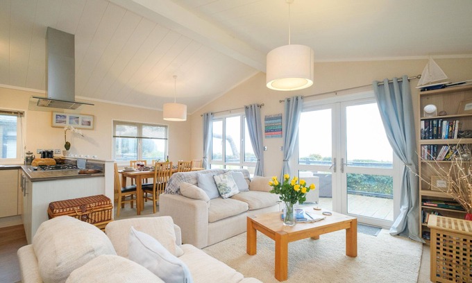 Leiston Cottage | San Remo - sleeps 6 guests in 3 bedrooms