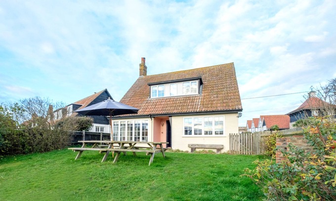 Thorpeness Cottage | Sanctuary House - sleeps 10 guests in 6 bedrooms