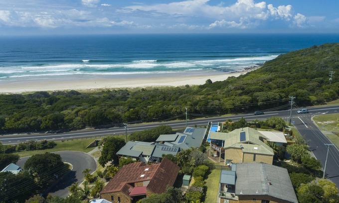 East Ballina House | Sand Dunes - Spacious Airy Townhouse by the beach