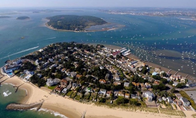 Sandbanks Apartment | Sandbanks apartment. BeachWalk