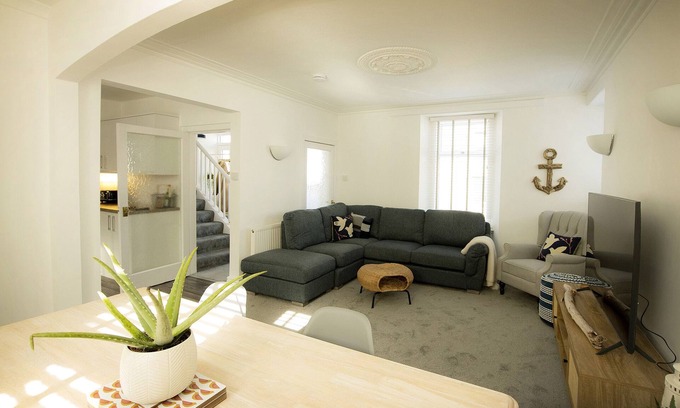 Cullen Cottage | SANDPIPER COTTAGE, pet friendly, country holiday cottage in Cullen
