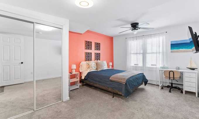 Keansburg Cottage | Sandpiper Place: 1 block to free beach w/NY views. 30min to NYC. Private drive.