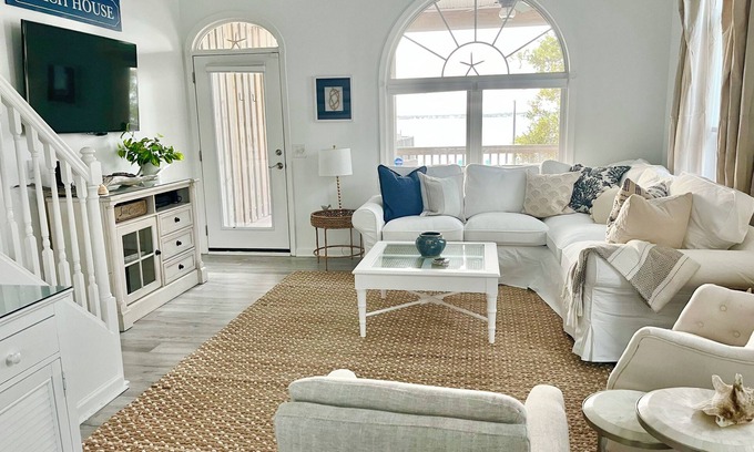 Emerald Isle House | Sandy Beaches-Soundfront/Hot tub/Boatlift/Pets ok