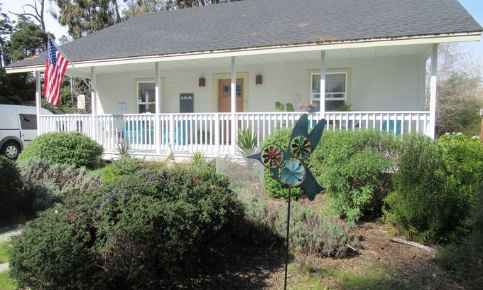 Cleone Cottage | Sandy Clove Cottage creates a private getaway with nature in Fortt Bragg.