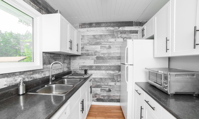 Manitoba House | 🏖 Sandy Hook: 2 Queens, Pet Friendly, One Min to Beach, Ice Fishing and Snaks