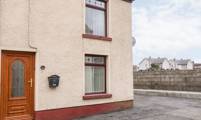 Annalong Cottage | SANDYMOUNT, pet friendly, with open fire in Annalong, County Down