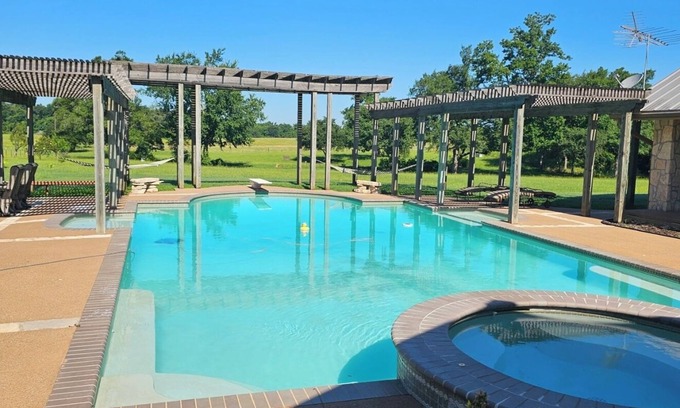 Madisonville House | Sanita Ranch with large pool, hot tub, game room and outdoor firepit.