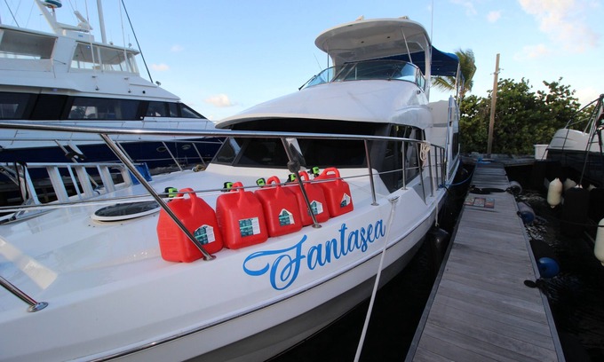 Cabes Point Boat Rental | Sapphire Beach Houseboat Sleeps 6