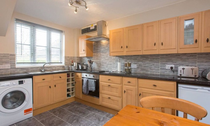 Denstone House | Sarah's House: BBQ Parking 10mins To Alton Towers
