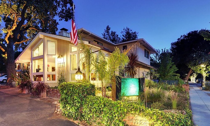 Saratoga Hotel | Saratoga Oaks Lodge