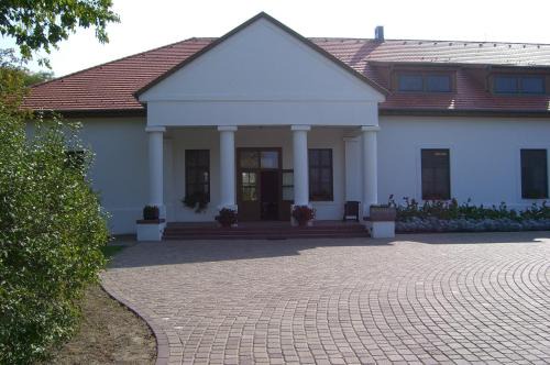 Tatarszentgyorgy Hotel | Sarlóspuszta Club Hotel