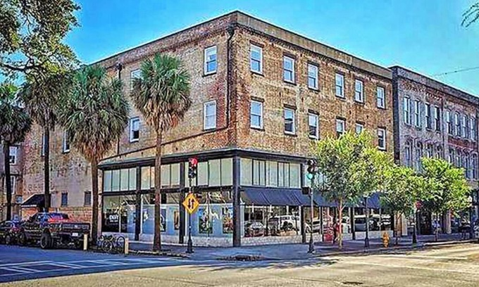 Historic District - North Condo | SAVANNAH CHIC! Prime 2BR Loft Broughton Street, City Market & Plant Riverside