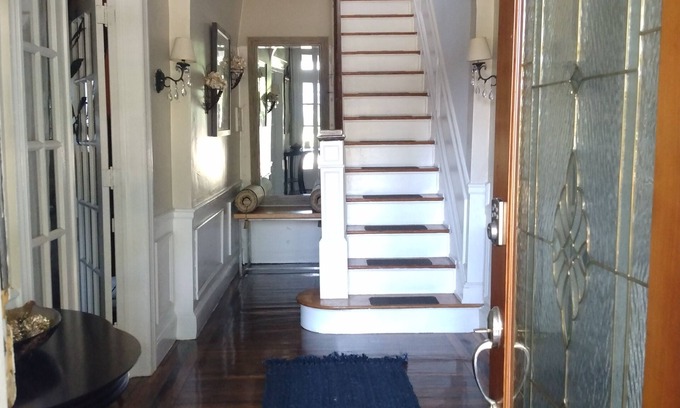 Pennsauken House | Savannah East (5 minute drive to Center City Phila, complimentary prkg 8 cars)