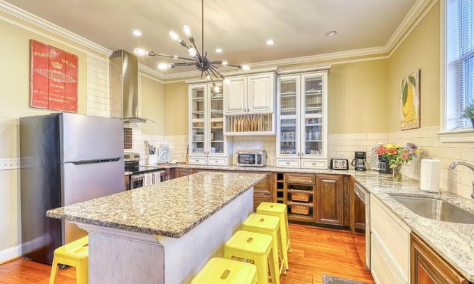 Old West Broad Neighborhood House | Savannah Lez Frederick: Premier