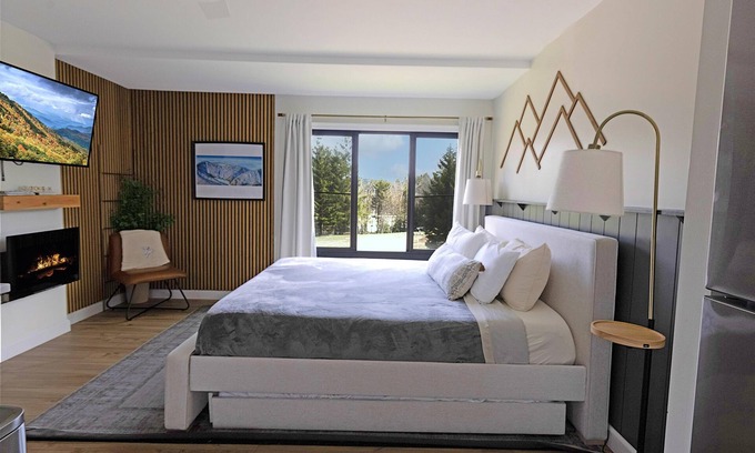Snowshoe Condo | SC 1125: Romantic couples getaway in Silver Creek! Hot tub + King Bed!