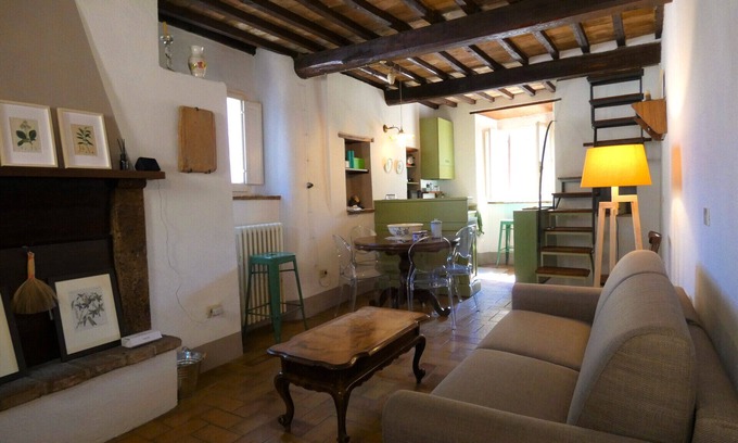 Amelia Apartment | Scappo in Umbria, L'affaccio sul vicolo