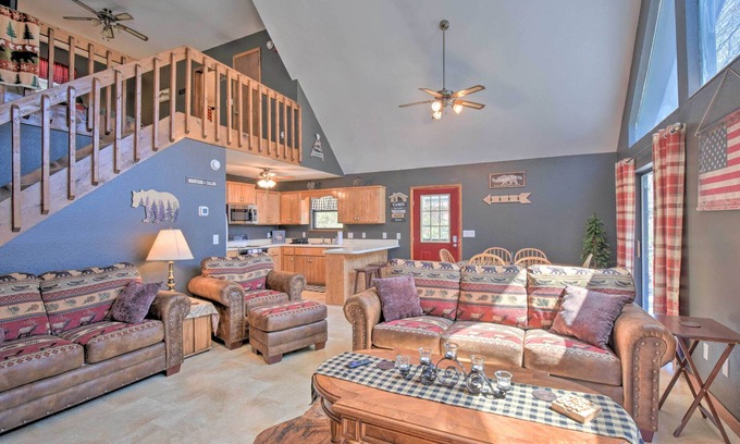 Upper Peachtree Cabin | Scenic ‘HighBearNation Lodge’ Near Hiking!