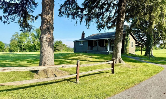 Marlboro Cottage | Scenic Hudson Valley Getaway Farms & Vineyards