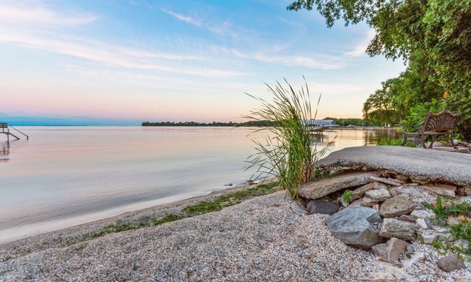 Neenah House | Scenic Lake Winnebago, Hot Tub, Tiki Bar, camp fire, fishing, and more!