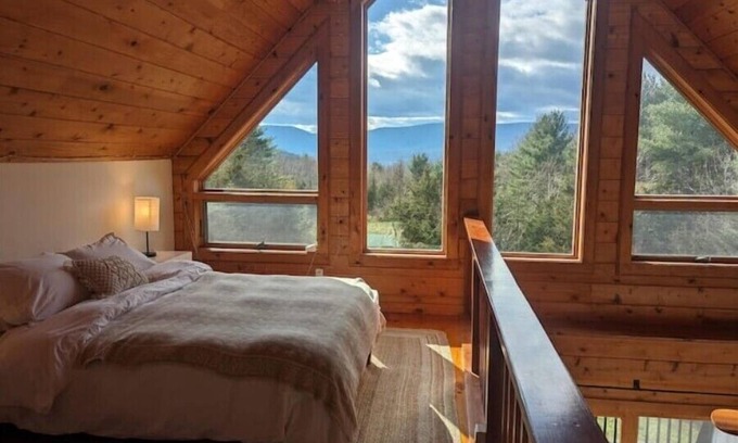 Prattsville Cabin | Scenic Vistas Chalet: Fire pit, Deck, AC, Grillsnn