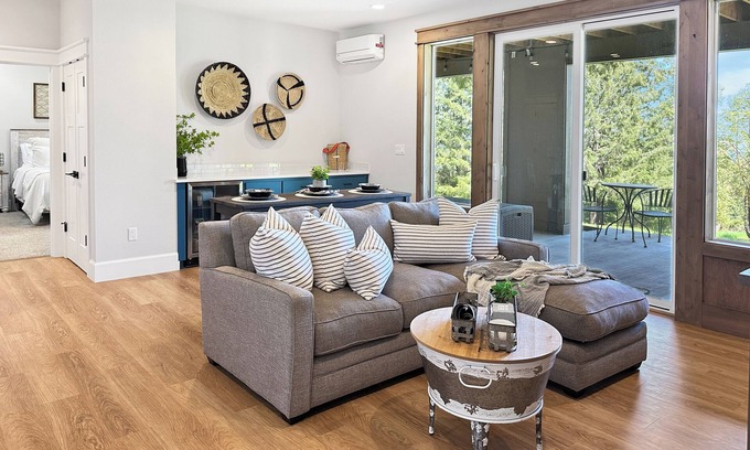 Cornelius Apartment | Scenic Wine Country Retreat. Spa Bath + Covered Patio w/Views