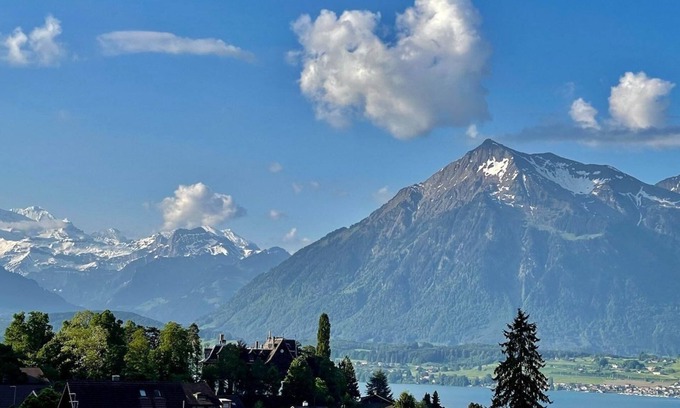 Huenibach Apartment | Schöne Ferienwohnung mit Seeblick