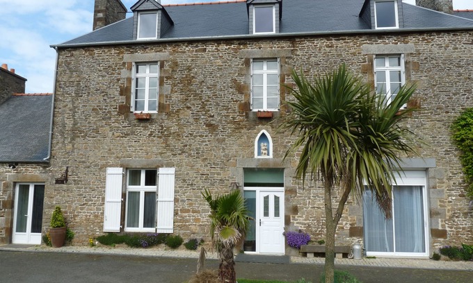 Saint-Broladre Cottage | Schoolboy Bay, 3 *, 6 people, old school in Mont St Michel