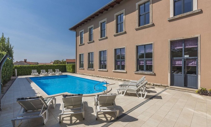 Jakovici Villa | Schoolhouse Villa Jakovici