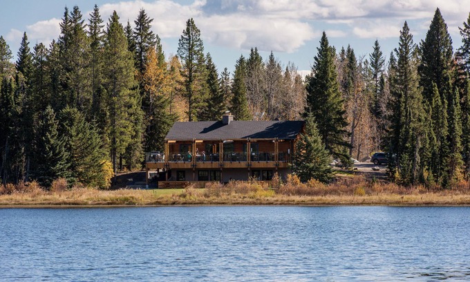 Sundre Hotel | Schott’s Lake Conference & Resort
