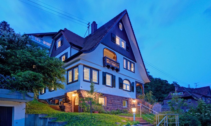 Neuenbuerg House | "schwarzwaldhaus mit Schlossblick" mit 230qm, Garten, Terrassen & Hot Tub