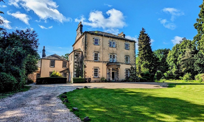 Tillicoultry Cottage | Scottish Estate dating back to 1746, charming 6 person cottage with hot tub