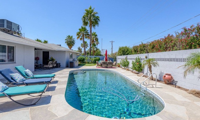 Village Grove House | Scottsdale 4BR – Heated Pool, Putting Green, 5 Min to Old Town