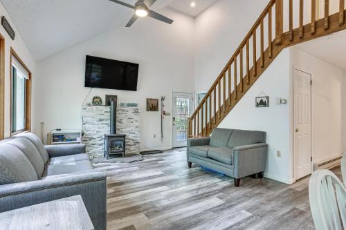 Rowland House | Screened Porch and Deck Pet-Friendly Poconos Escape