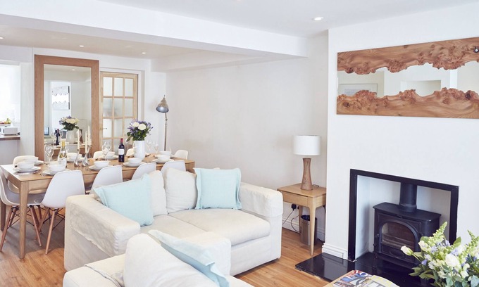 Montpelier House | Sea Breeze 3 bed cottage with garden & parking (sleeps 10) by MyHolidayLet