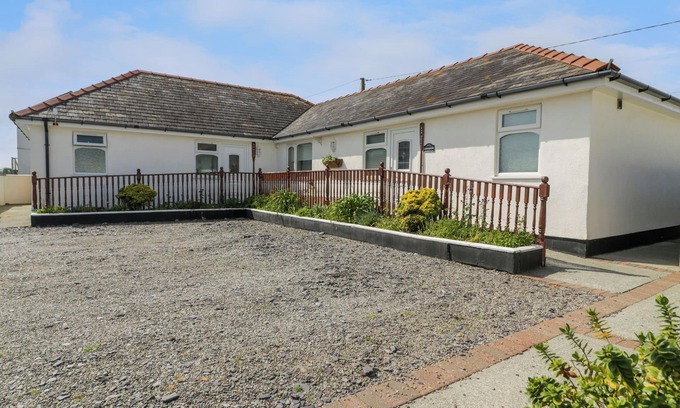 Dinas Dinlle House | SEA BREEZE, with a garden in Dinas Dinlle
