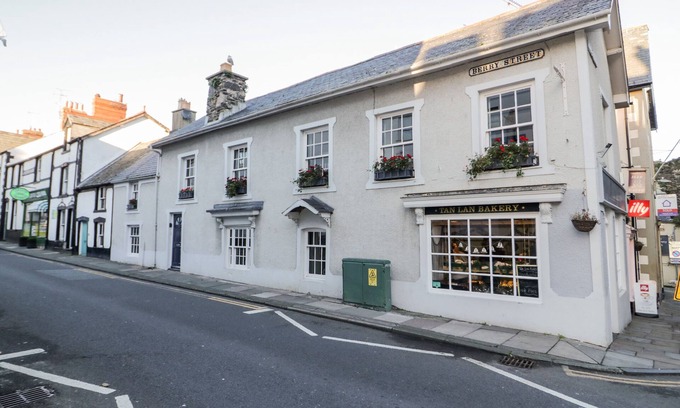 Conwy Cottage | SEA CHEST, pet friendly, character holiday cottage in Conwy